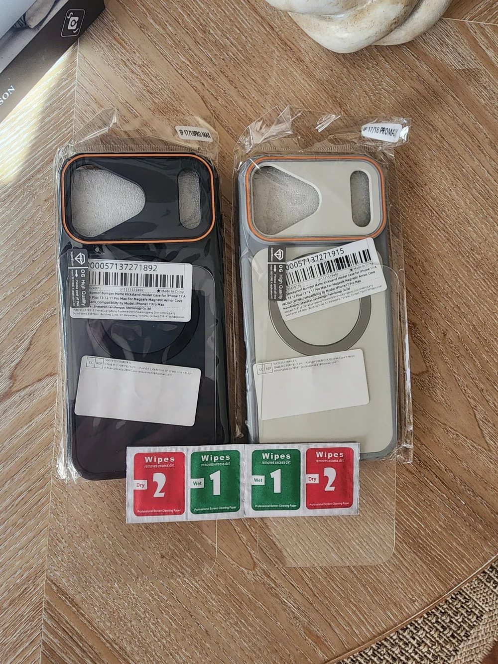 2 Phone Cases for Iphone 17 Pro Max with screen protector - Black / White.